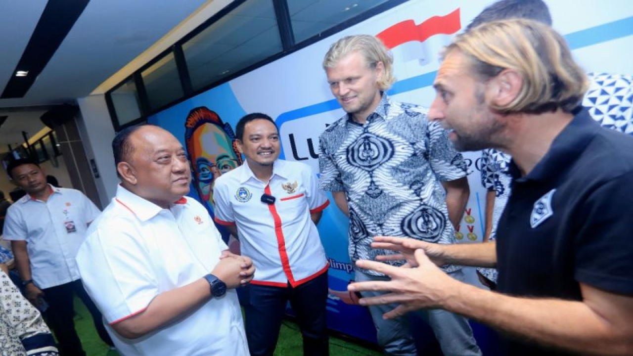 Ketua Umum KONI Pusat Marciano Norman (kiri) berbincang dengan Head of International Football School Borussia Monchengladbach, Wolfgang Heilmann (kanan) dalam acara coaching clinic di Ruang Rapat Lukman Niode, Kantor KONI Pusat, Senayan, Jakarta, Kamis (8/12/2022). (ANTARA/HO-KONI Pusat)