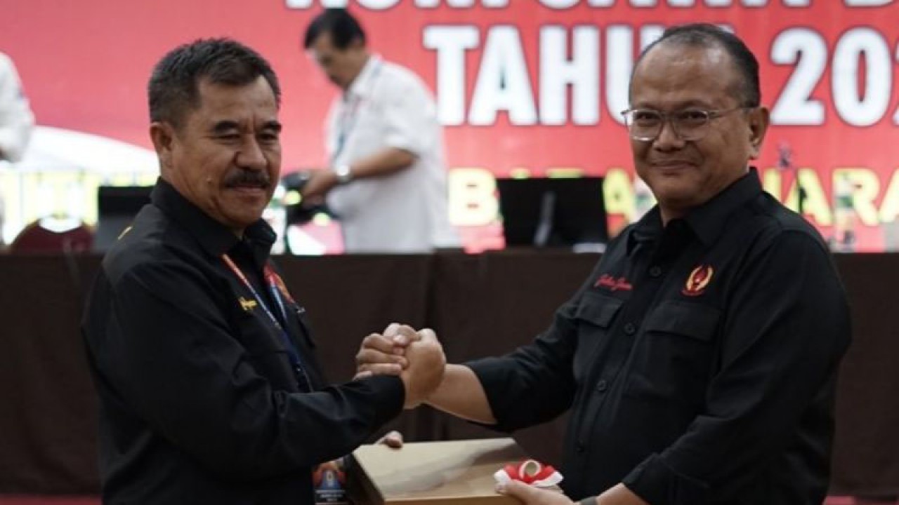 Mantan Ketua Umum KONI Jawa Barat Ahmad Saefudin (kiri) bersama Ketua Umum KONI Jawa Barat terpilih Budiana (kanan). (ANTARA/HO-KONI Jawa Barat)