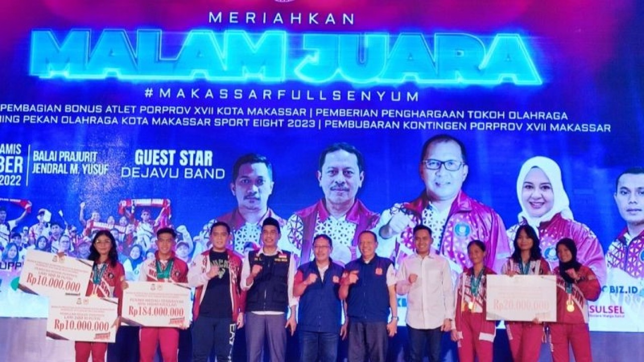 Suasana pemberian bonus bagi para atlet berprestasi yang berhasil meraih medali di Pekan Olahraga Provinsi (Porprov) 2022 di Balai Prajurit Jenderal M Jusuf, Makassar, Sulawesi Selatan, Kamis (29/12/2022) malam. ANTARA/Darwin Fatir.