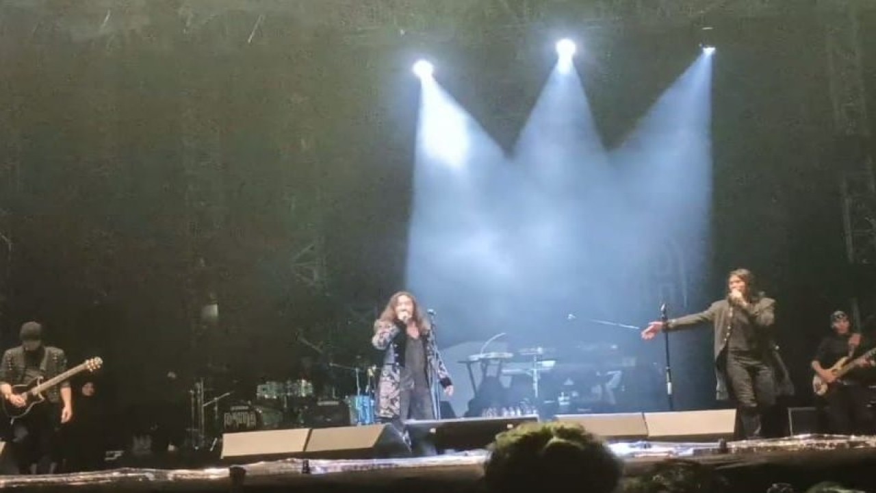 Virzha dan Ello tampil dalam konser musik Dewa 19 bertajuk 2nd City Tour Jawa Timur 30 Tahun Berkarya di Stadion Wilis Kota Madiun, Senin (5/12/2022) malam yang sukses memuaskan para Baladewa di wilayah Madiun Raya. ANTARA/HO