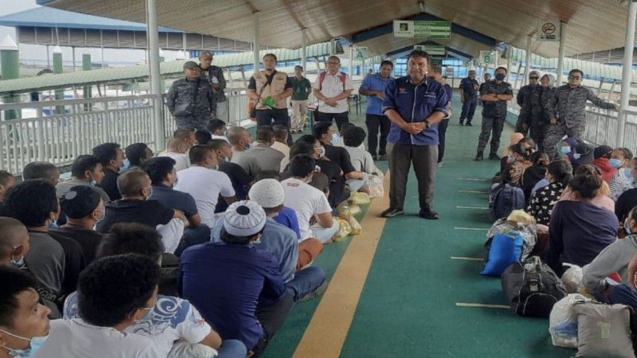 Pelaksana Konsulat Fungsi I Konsulat RI Tawau Calderon Dalimunthe melakukan pendampingan terhadap WNI di Malaysia yang akan dideportasi melalui Pelabuhan Tawau di Sabah, Malaysia, Kamis (15/12/2022). (ANTARA/HO-Konsulat RI Tawau)