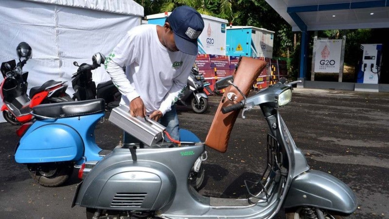 Peserta memasang baterai di sepeda motor konversi saat mengikuti kegiatan Parade Konversi Sepeda Motor BBM ke Listrik di Nusa Dua, Badung, Bali, Kamis (1/9/2022). Parade sepeda motor hasil konversi dari yang sebelumnya menggunakan BBM menjadi kendaraan listrik tersebut diselenggarakan sebagai rangkaian Pertemuan Energy Transitions Working Group (ETWG) G20 di Bali sekaligus untuk mengkampanyekan penggunaan kendaraan listrik guna mendukung transisi menuju energi bersih. ANTARA FOTO/Fikri Yusuf/aww.