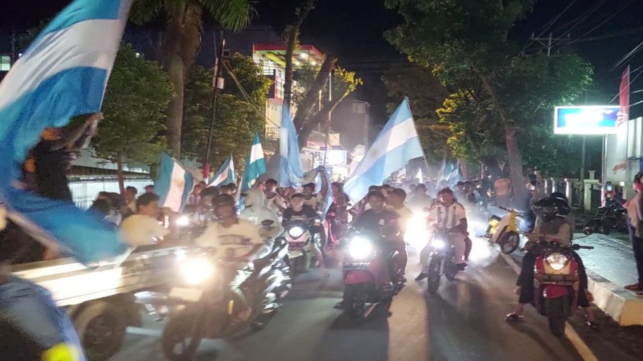 Konvoi dan arak-arakan dilakukan ribuan pendukung timnas Argentina di Kota Ternate dipusatkan di Benteng Oranye itu, usai tim Argentina memenangi laga final menghadapi Prancis dan seluruh ruas jalan dipenuhi fans tim Argentina menggunakan jersey Argentina (Abdul Fatah)