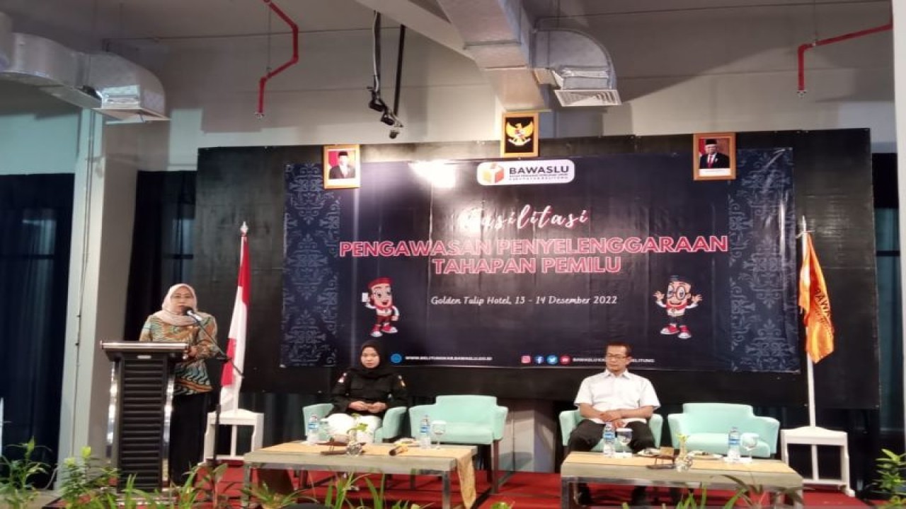 Koordinator Divisi Hukum, Penanganan Pelanggaran, dan Penyelesaian Sengketa Bawaslu Belitung, Rina Dardini (kiri). ANTARA/Kasmono