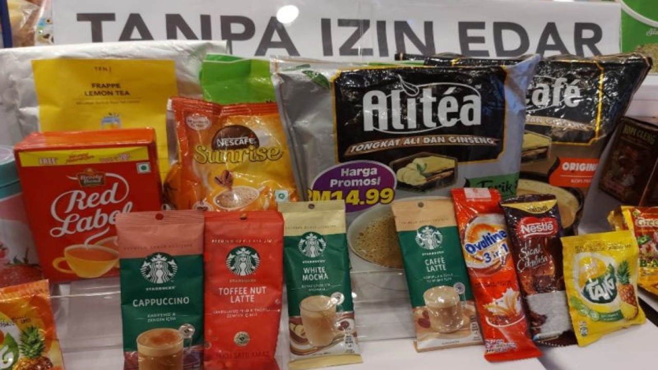 Barang bukti kopi Starbucks kemasan kantong yang disita BPOM RI karena tidak memiliki izin edar resmi perintah. Produk tersebut dipajang dalam agenda konferensi pers di Gedung BPOM RI, Senin (26/12/2022). (ANTARA/Andi Firdaus)