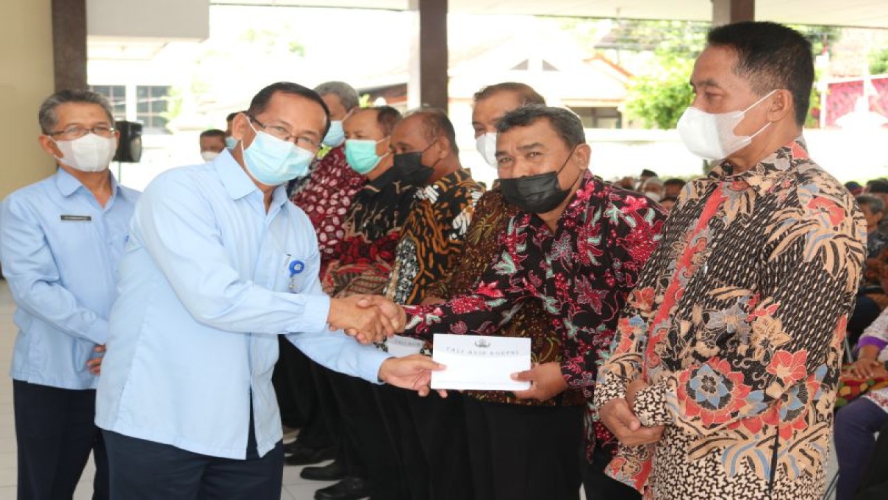 Korpri Kabupaten Sleman menyerahkan tali asih kepada 315 anggota Korpri Sleman yang telah purna tugas di Gedung Serbaguna Kabupaten Sleman, Selasa (13/12/22). ANTARA/HO-Diskominfo Sleman