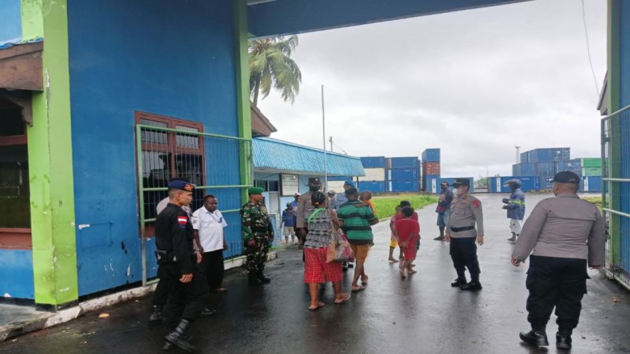 Koramil 1708-01/Biak Kota saat melakukan pengaman di pelabuhan Biak Numfor, Distrik Biak Kota, Kabupaten Biak Numfor, Papua. (ANTARA/ HO - Penerangan Kodim Biak Numfor)