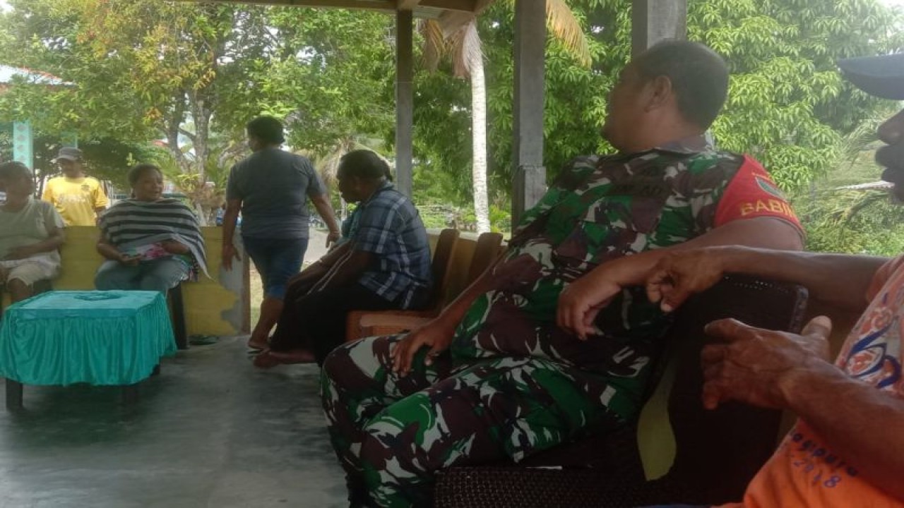 Babinsa Koramil 1708-01/Biak Kota Koptu M Azis saat melaksanakan komsos kepada warga binaan di Kampung Manswam, Selasa (6/12) (ANTARA/HO- Penerangan Kodim Biak Numfor)  KOMENTAR
