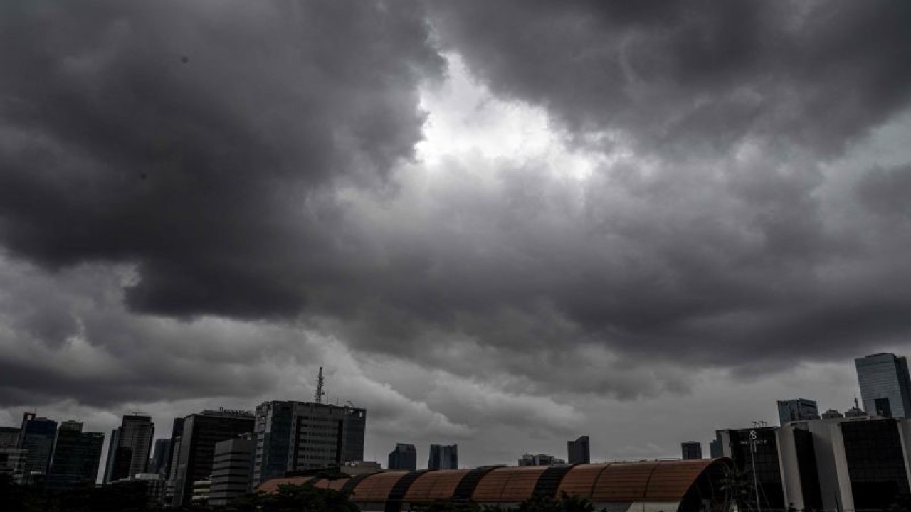 Awan mendung terlihat di kawasan Kuningan, Jakarta, Selasa (27/12/2022). Badan Meteorologi, Klimatologi dan Geofisika (BMKG) menyatakan cuaca di Indonesia akan berpotensi terjadi hujan lebat pada periode 25 Desember 2022 - 1 Januari 2023 imbas dinamika atmosfer seperti peningkatan aktivitas Monsun Asia yang dapat meningkatkan pertumbuhan awan hujan. ANTARA FOTO/Aprillio Akbar/aww.