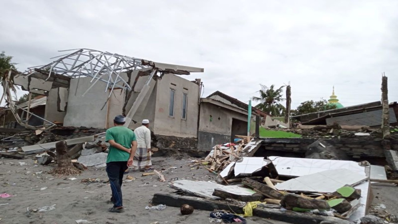 Kondisi sejumlah rumah warga di Lingkungan Mapak Indah, Kota Mataram, Provinsi Nusa Tenggara Barat, yang terdampak abrasi pantai akibat cuaca ekstrem pada Jumat (23/12-2022)  ANTARA/Nirkomala