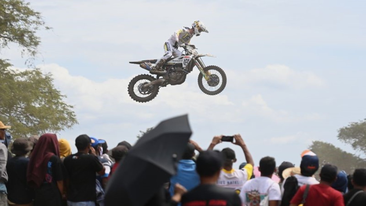 Ilustrasi - Pebalap tim Nestaan Husqvarna Factory Racing asal Belanda Kay De Wolf melakukan lompatan saat balapan pada seri ke-12 kejuaraan dunia motocross kelas MX2 Samota 2022 di Rocket Motor Circuit, Sumbawa, NTB, Minggu (26/6/2022). ANTARA FOTO/Hafidz Mubarak A/hp.