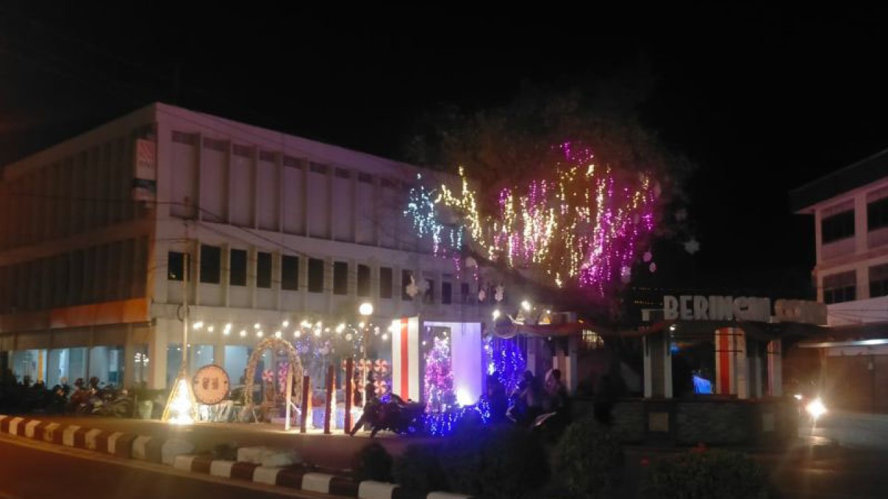 Dekorasi Natal pada salah satu sudut kota Singkawang (rudi)