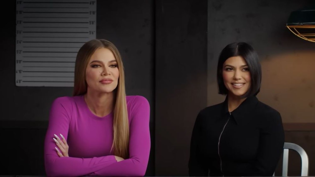 Kourtney Kardashian (kanan) dan Khloe Kardashian. (Tangkapan layar YouTube)