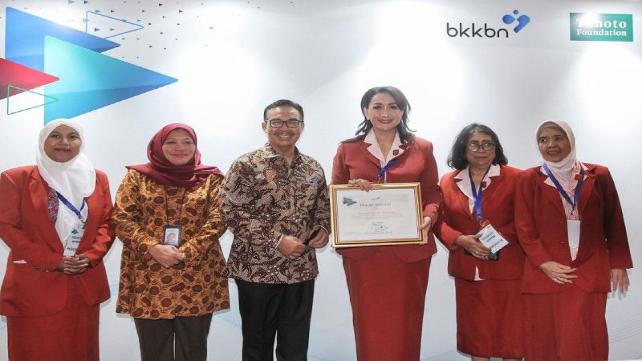 Kongres Wanita Indonesia (Kowani) meraih penghargaan dari Badan Kependudukan dan Keluarga Berencana Nasional (BKKBN) di Jakarta, Selasa (6/12/2022). ANTARA/HO-Humas Kowani