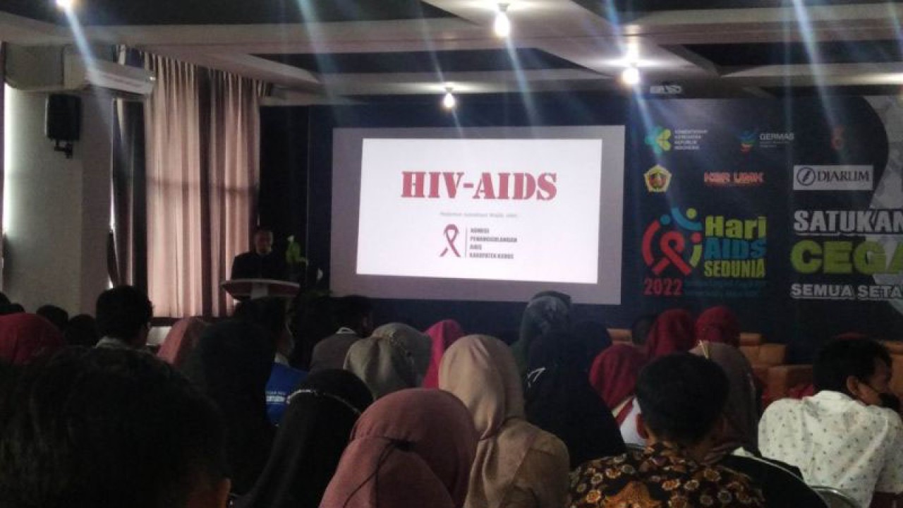 Sekretaris Komisi Penanggulangan AIDS Daerah (KPAD) Kudus Nur Hadi saat menghadiri seminar HIV AIDS di Universitas Muria Kudus, Jumat (9/12/2022). (ANTARA/Akhmad Nazaruddin Lathif)