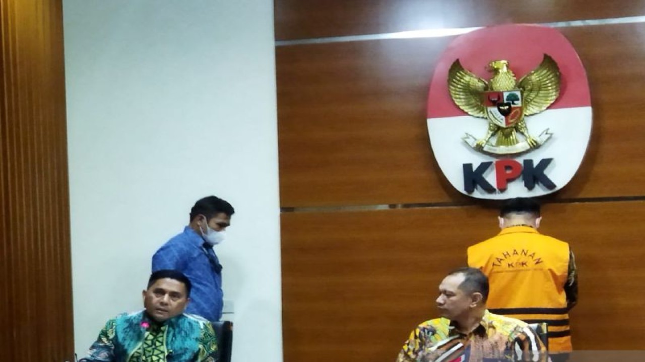 Deputi Penindakan dan Eksekusi KPK Karyoto (kiri) dan Wakil Ketua KPK Nurul Ghufron saat jumpa pers di Gedung Merah Putih KPK, Jakarta, Kamis (1/12/2022). ANTARA/Benardy Ferdiansyah