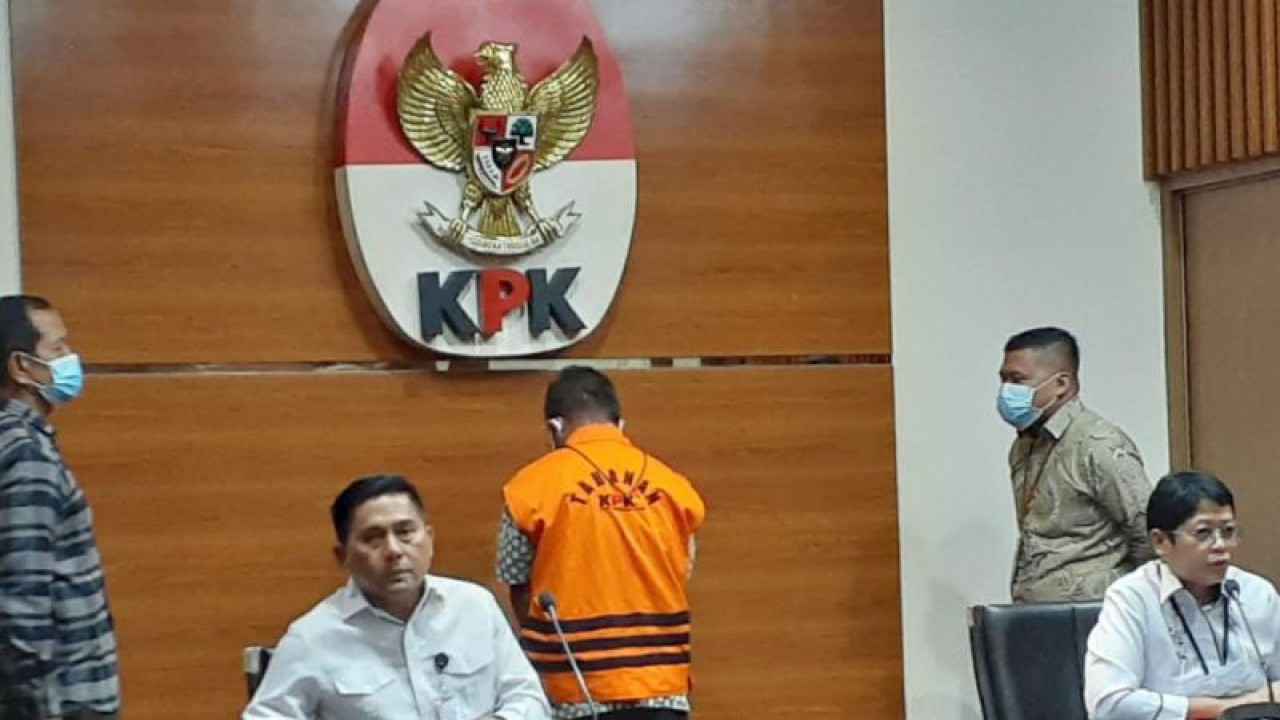Deputi Penindakan dan Eksekusi KPK Karyoto (kiri) dan Kepala Biro Humas KPK Yuyuk Andriati Iskak saat jumpa pers di Gedung Merah Putih KPK, Jakarta, Senin (5/12/2022). ANTARA/Benardy Ferdiansyah