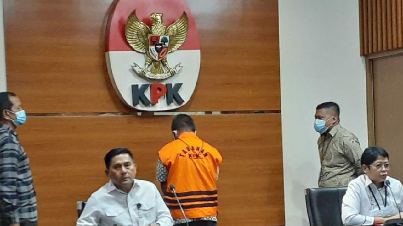 Deputi Penindakan dan Eksekusi KPK Karyoto (kiri) dan Kepala Biro Humas KPK Yuyuk Andriati Iskak saat jumpa pers di Gedung Merah Putih KPK, Jakarta, Senin (5/12/2022). ANTARA/Benardy Ferdiansyah