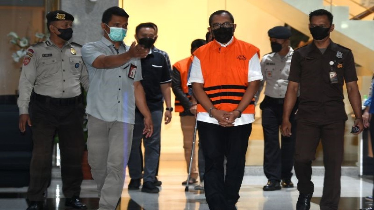 Petugas membawa Wakil Ketua DPRD Provinsi Jawa Timur 2019-2024 Sahat Tua P Simandjuntak (ketiga kanan) selaku tersangka untuk dihadirkan dalam konferensi pers di Gedung Merah Putih KPK, Jakarta Selatan, Kamis (15/12/2022). (ANTARA FOTO/Sigid Kurniawan/YU)