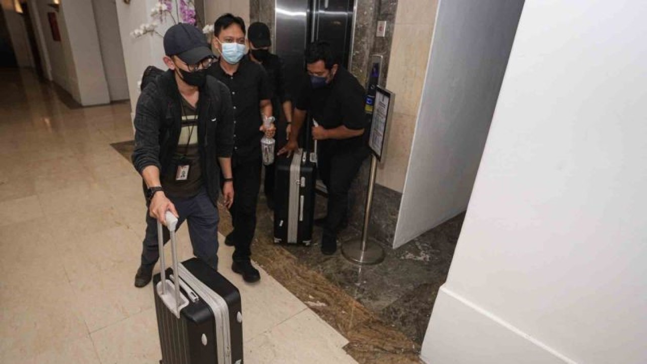 Penyidik dari Komisi Pemberantasan Korupsi (KPK) membawa koper usai melakukan penggeledahan di Kantor Gubernur Jawa Timur, Surabaya, Jawa Timur, Rabu (21/12/2022). KPK menggeledah Kantor Gubernur Jawa Timur pascapenangkapan Wakil Ketua DPRD Jawa Timur 2019-2024 Sahat Tua Simanjuntak dalam kasus dugaan tindak pidana korupsi berupa suap pengelolaan dana hibah Provinsi Jawa Timur. ANTARA FOTO/Didik Suhartono/wsj.