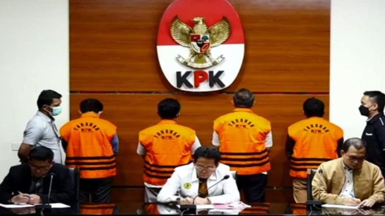 Tangkapan layar-Deputi Penindakan dan Eksekusi KPK Karyoto (kiri), Wakil Ketua KPK Johanis Tanak (tengah) dan Kepala Bagian Pemberitaan KPK Ali Fikri saat jumpa pers di Gedung Merah Putih KPK, Jakarta, Kamis (15/12/2022) sebagaimana dipantau dari YouTube KPK RI. ANTARA/Benardy Ferdiansyah
