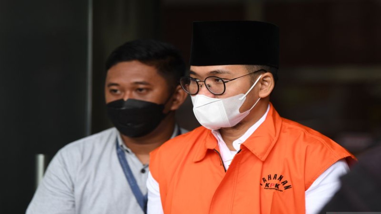 Tersangka kasus dugaan suap jual beli jabatan di Bangkalan, Abdul Latif Amin Imron (kanan) berjalan keluar setelah menjalani pemeriksaan di gedung KPK, Jakarta, Selasa (13/12/2022). Bupati Bangkalan itu menjalani pemeriksaan perdana sebagai tersangka usai ditangkap KPK. ANTARA FOTO/Akbar Nugroho Gumay/aww