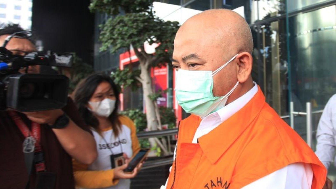 Terdakwa Wali Kota Bekasi nonaktif Rahmat Effendi berjalan menuju mobil tahanan usai menjalani sidang pembacaan vonis secara virtual yang terhubung dengan PN Tipikor Bandung, di Gedung Merah Putih KPK, Jakarta, Rabu (12/10/2022). ANTARA FOTO/Reno Esnir/wsj