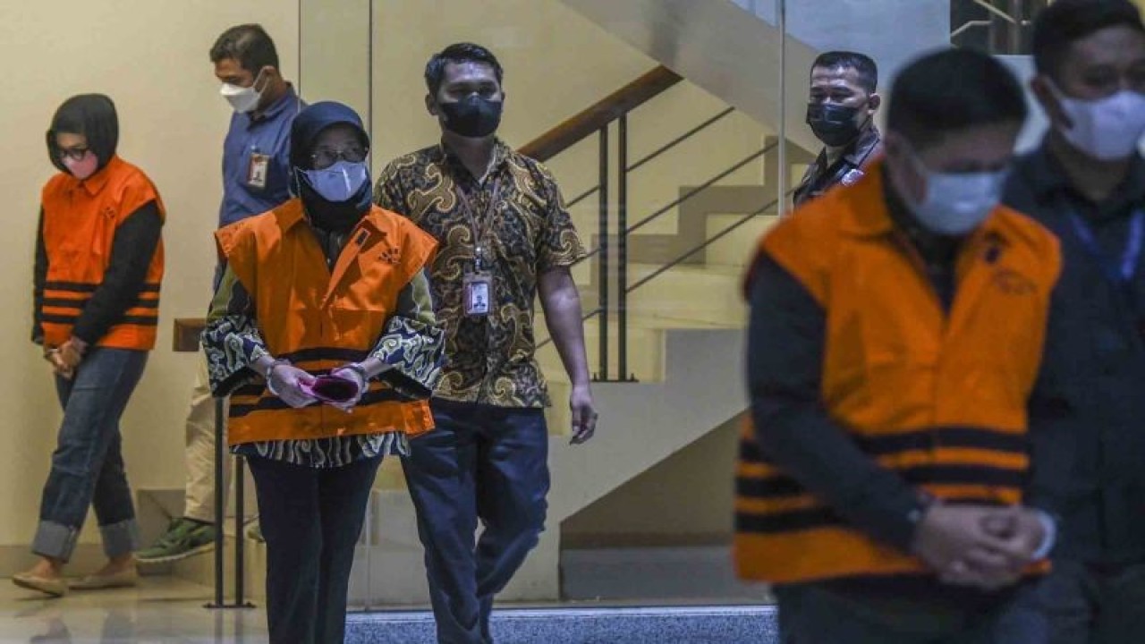 Hakim Yustisial/Panitera Pengganti pada Mahkamah Agung (MA) Elly Tri Pangestu (tengah), Pegawai Negeri Sipil (PNS) Kepaniteraan MA Desy Yustria (kiri) dan Pegawai Negeri Sipil (PNS) Kepaniteraan MA ​​​​​​​Nurmanto Akmal (kanan) mengenakan rompi tahanan usai ditetapkan sebagai tersangka dalam kasus dugaan suap dan pungutan liar terkait pengurusan perkara di MA, di gedung KPK, Jakarta, Jumat (23/9/2022). KPK menetapkan hakim agung berinisial SD atau Sudrajad Dimyati sebagai tersangka kasus dugaan suap dan pungutan liar terkait pengurusan perkara di MA dan langsung menahan enam dari 10 orang tersangka dalam kasus tersebut dengan barang bukti uang 205.000 Dollar Singapura dan Rp50 juta. ANTARA FOTO/Galih Pradipta/wsj.