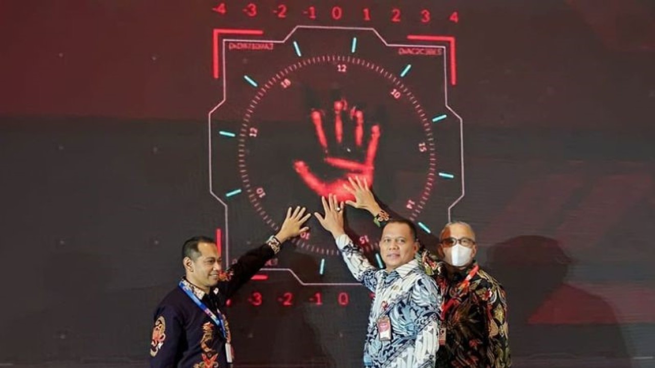 Wakil Ketua KPK Nurul Ghufron (kiri) saat peluncuran aplikasi panduan pencegahan korupsi bagi dunia usaha pada puncak peringatan Hari Antikorupsi Sedunia (Hakordia) 2022 di Jakarta, Jumat (9/12/2022). (ANTARA/HO-Humas KPK/pri)
