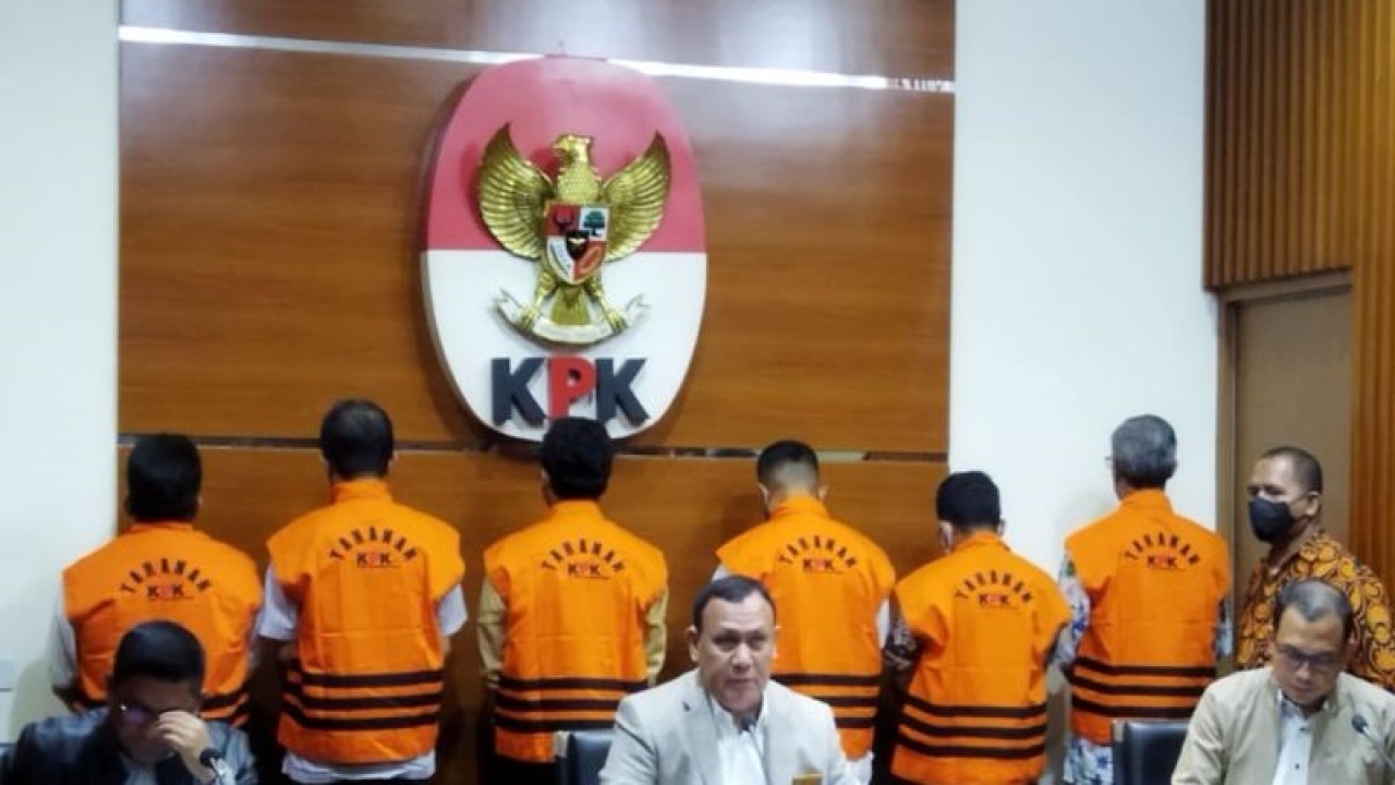 Deputi Penindakan dan Eksekusi KPK Karyoto (kiri), Ketua KPK Firli Bahuri (tengah), dan Kepala Bagian Pemberitaan KPK Ali Fikri saat jumpa pers di Gedung Merah Putih KPK, Jakarta, Kamis (8/12/2022) terkait penahanan Bupati Bangkalan R Abdul Latif Amin Imron dan kawan-kawan. ANTARA/Benardy Ferdiansyah