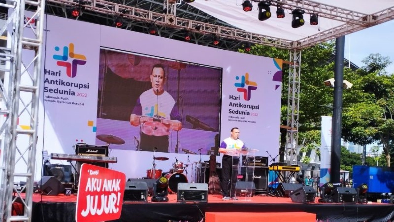 Ketua KPK Firli Bahuri memberi sambutan dalam kegiatan jalan sehat memperingati Hari Antikorupsi Sedunia (Hakordia) 2022 di Gelora Bung Karno Jakarta, Minggu (11/12/2022). (ANTARA/Benardy Ferdiansyah)