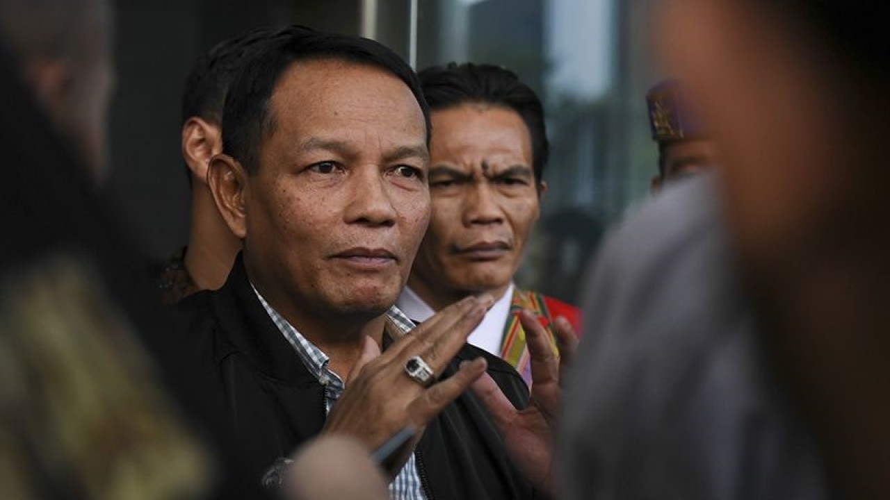 Arsip foto - Mantan kepala Staf TNI Angkatan Udara Marsekal (Purn) Agus Supriatna memberikan keterangan usai diperiksa di Gedung KPK, Jakarta, Rabu (6/6/2018). (ANTARA FOTO/Hafidz Mubarak A/foc/aa)