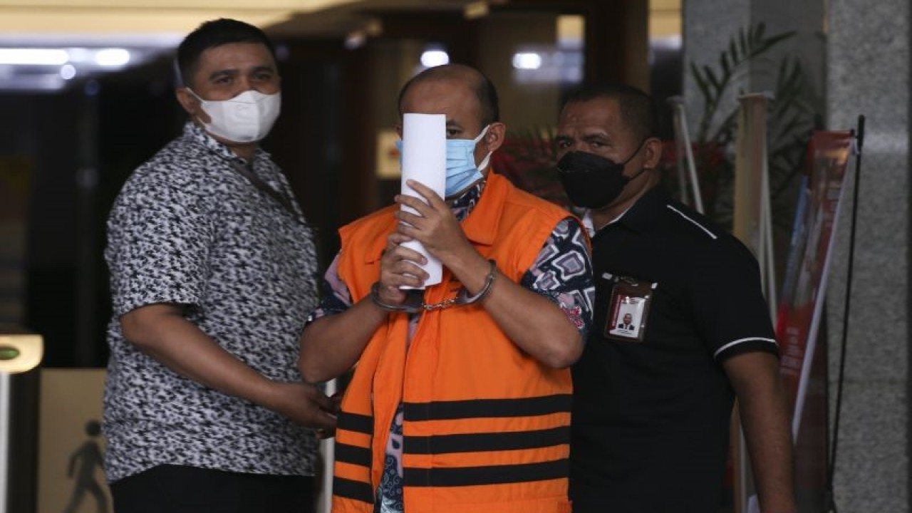 Tersangka kasus suap, Bupati Nonaktif Pemalang Mukti Agung Wibowo (tengah), berjalan usai menjalani pemeriksaan di Gedung Merah Putih KPK, Jakarta, Senin (5/12/2022). ANTARA FOTO/Rivan Awal Lingga/tom.