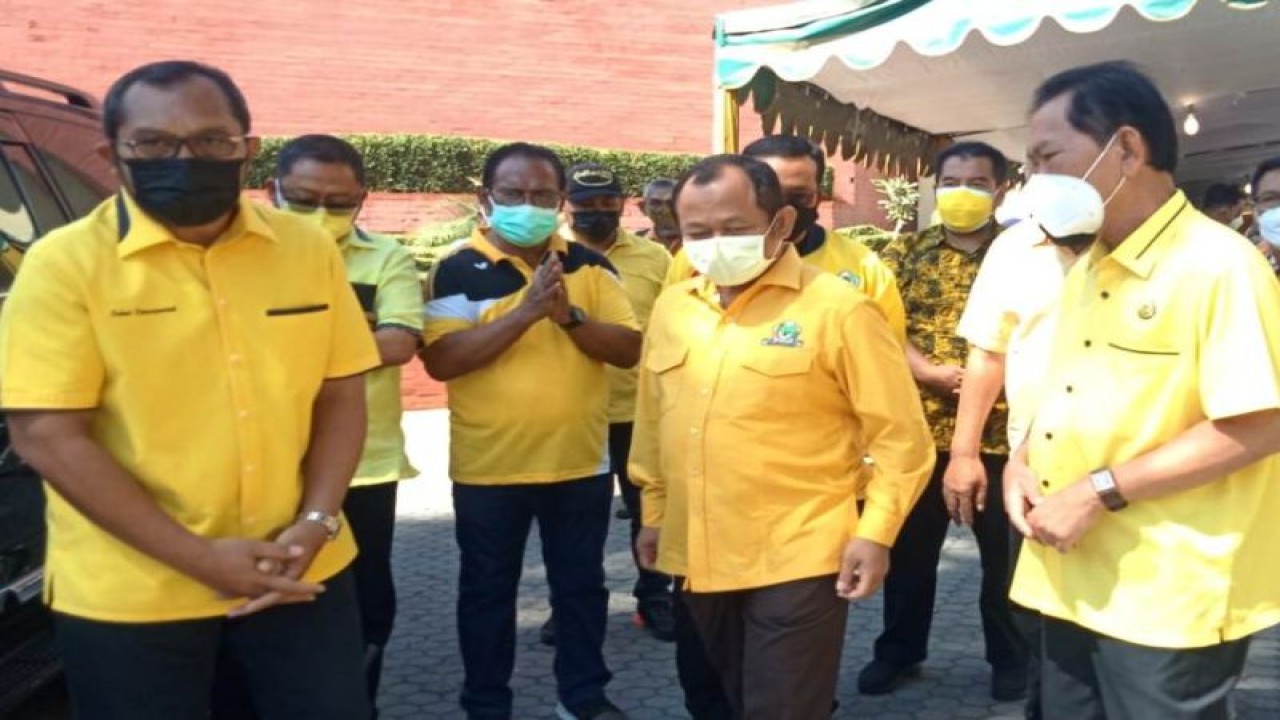 Sekretaris DPD Parti Golkar Jatim Sahat Tua Simanjuntak mendampingi Ketua Umum Golkar Jatim M. Sarmuji saat meninjau vaksinasi dosis ganda di Kantor Golkar Jatim, Surabaya, Jawa Timur, Selasa (24/8/2021). (ANTARA/HO-Golkar Jatim)