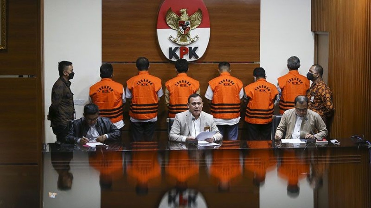 Ketua KPK Firli Bahuri (tengah) bersama Deputi Bidang Penindakan KPK Karyoto (kiri) dan Juru Bicara KPK Ali Fikri (kanan) memberikan keterangan pers terkait penangkapan Bupati Bangkalan Abdul Latif Amin Imron di Gedung Merah Putih KPK, Jakarta, Rabu (7/12/2022). (ANTARA FOTO/Rivan Awal Lingga/YU/pri)