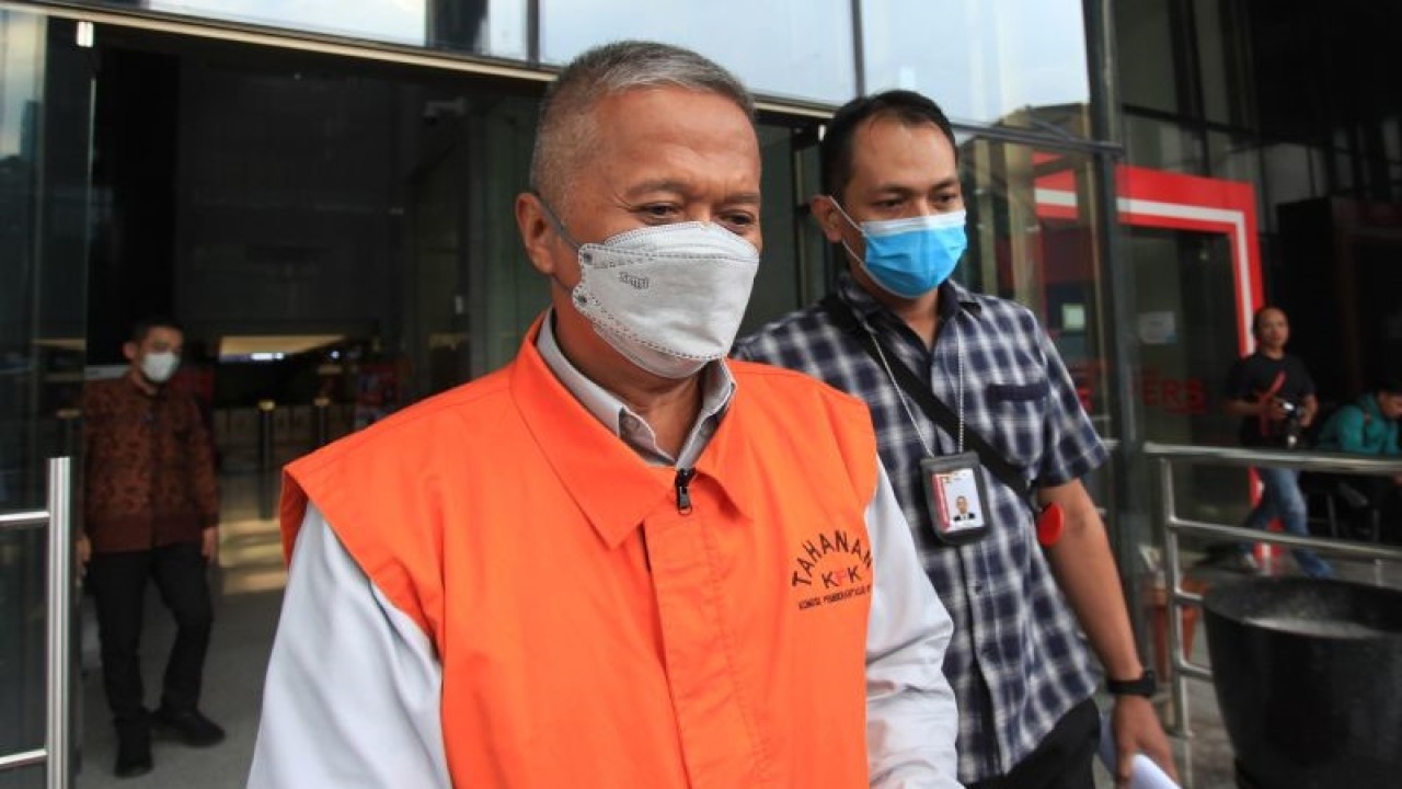 Tersangka Hakim Mahkamah Agung (MA) nonaktif Sudrajad Dimyati (kiri) berjalan menuju mobil tahanan usai menjalani pemeriksaan perdana di Gedung Merah Putih KPK, Jakarta, Rabu (12/10/2022). ANTARA FOTO/Reno Esnir/wsj.