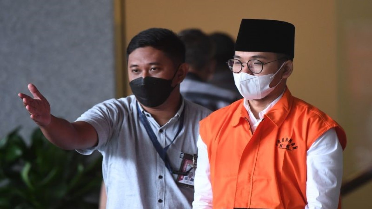 Tersangka kasus dugaan suap jual beli jabatan di Bangkalan Abdul Latif Amin Imron (kanan) berjalan keluar setelah menjalani pemeriksaan di gedung KPK, Jakarta, Selasa (13/12/2022). (ANTARA FOTO/Akbar Nugroho Gumay/aww)
