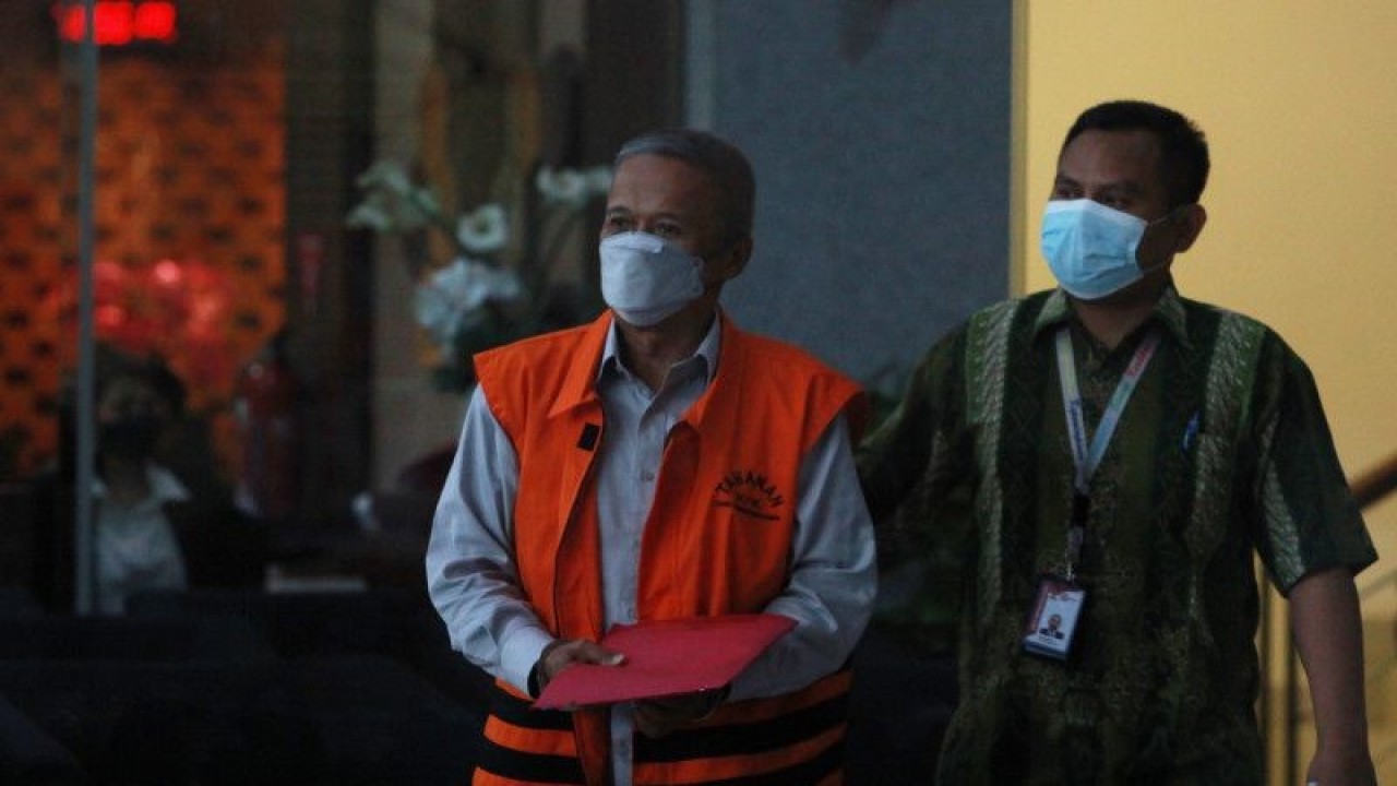 Tersangka Hakim Agung Sudrajad Dimyati (kiri) berjalan menuju mobil tahanan usai menjalani pemeriksaan di Gedung Merah Putih KPK, Jakarta, Rabu (21/12/2022). KPK melakukan pemeriksaan lanjutan terhadap tersangka Sudrajad Dimyati diperiksa dalam kasus dugaan suap pengurusan perkara di Mahkamah Agung (MA). ANTARA FOTO/Reno Esnir/YU (ANTARA FOTO/RENO ESNIR)