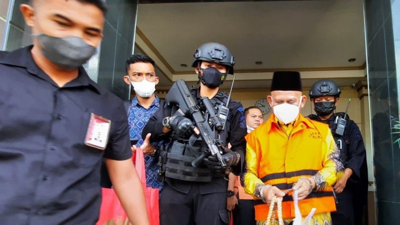 Bupati Hulu Sungai Utara (HSU) nonaktif H Abdul Wahid jadi terdakwa perkara tindak pidana korupsi proyek irigasi digiring petugas KPK usai keluar Pengadilan Tipikor Banjarmasin. ANTARA/Firman