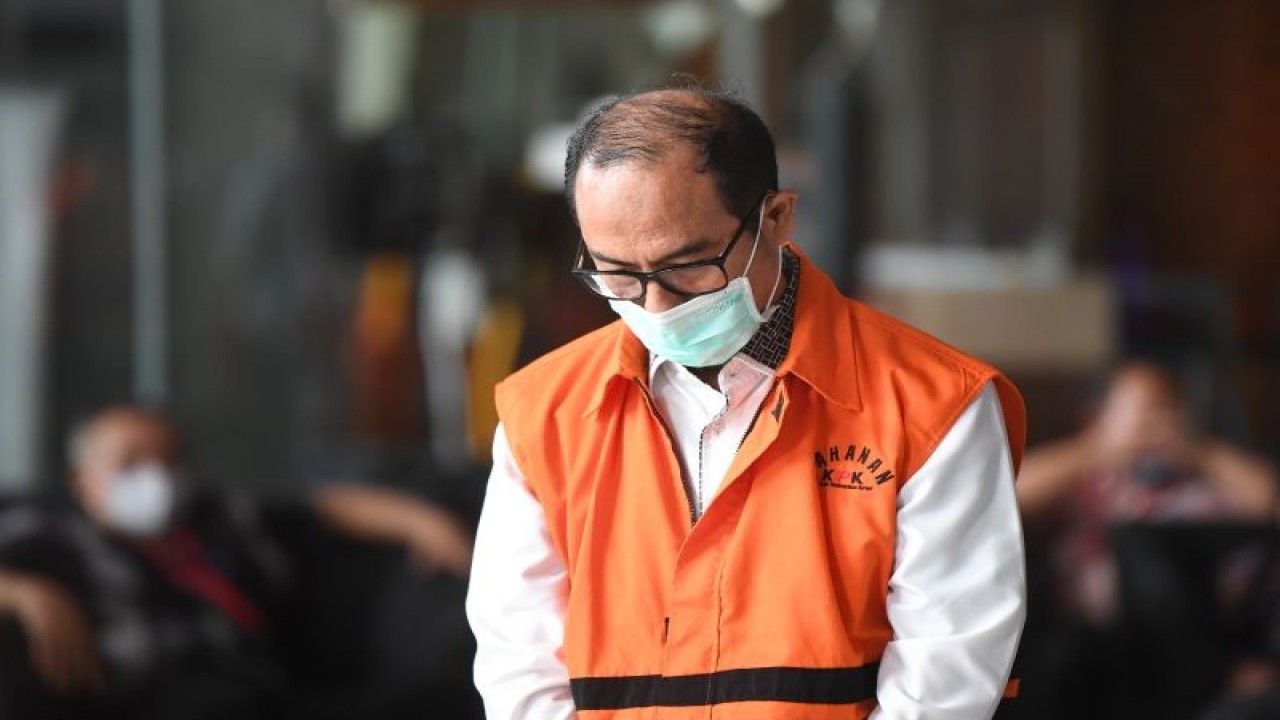 Tersangka kasus dugaan suap penanganan perkara di Mahkamah Agung (MA) Hakim Agung Gazalba Saleh berjalan keluar usai pemeriksaan di gedung KPK, Jakarta, Selasa (13/12/2022). Gazalba Saleh diperiksa terkait kasus dugaan suap pengurusan kasasi tindak pidana pemalsuan akta dengan terdakwa Budiman Gandi Suparman selaku pengurus Koperasi Intidana. ANTARA FOTO/Akbar Nugroho Gumay/aww