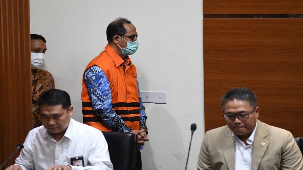 Tersangka kasus dugaan suap penanganan perkara di Mahkamah Agung (MA) Gazalba Saleh berjalan dengan mengenakan rompi tahanan usai menjalani pemeriksaan di gedung KPK, Jakarta, Kamis (8/12/2022). ANTARA FOTO/Akbar Nugroho Gumay/hp.