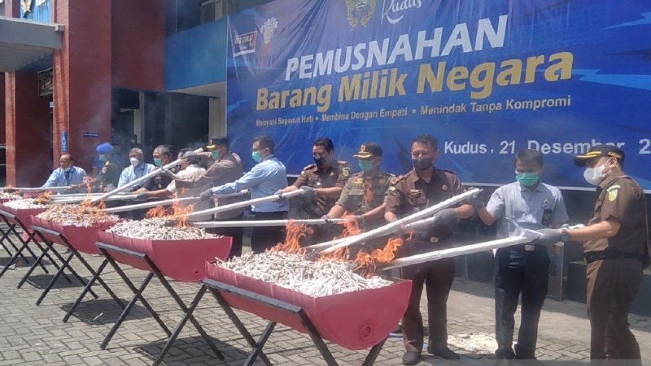 Kantor Pengawasan dan Pelayanan Bea Cukai (KPPBC) Kota Madya Kudus, Jawa Tengah, memusnahkan lima juta batang rokok ilegal dengan berat 8,44 ton beserta barang bukti lain yang nilainya mencapai Rp5,7 miliar di halaman KPPBC Kudus, Rabu (21-12-2022). ANTARA/Akhmad Nazaruddin Lathif