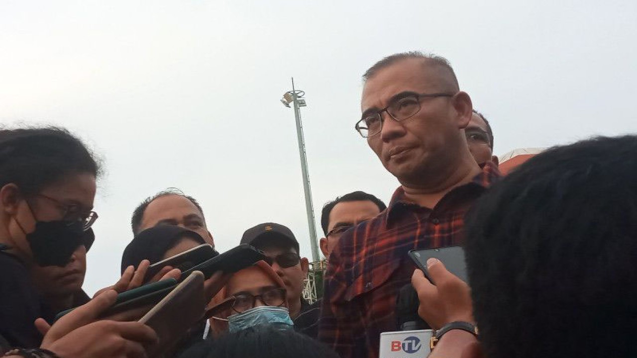 Ketua KPU RI Hasyim Asy'ari memberikan keterangan usai menghadiri acara peluncuran maskot dan "jingle" Pemilu 2024 di Ancol, Jakarta Utara, Jumat (2/12/2022). (ANTARA/Tri Meilani Ameliya)