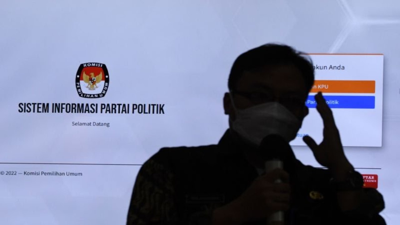 Ilustrasi - Petugas Komisi Pemilihan Umum (KPU) menunjukkan tampilan Sistem Informasi Partai Politik (Sipol) Pemilu 2024 di Jakarta, Jumat (24/6/2022). ANTARA FOTO/Aditya Pradana Putra/foc