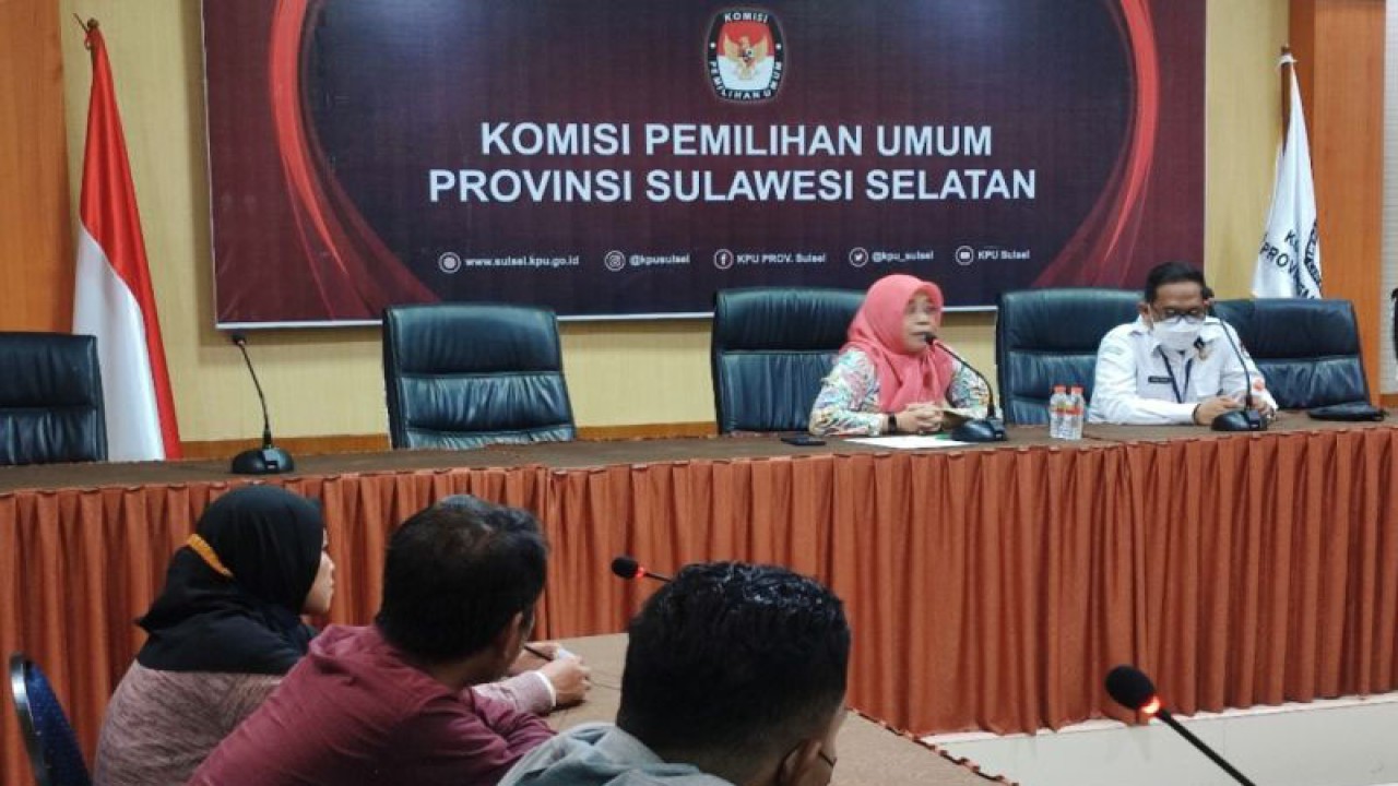 Anggota KPU Sulsel Misnah Attas (dua kanan depan) merespons pertanyaan perwakilan Organisasi Masyarakat Sipil (OMS) pemantau pemilu terkait dugaan manipulasi data verifikasi faktual Parpol non parlemen di aula kantor KPU Sulawesi Selatan, Makassar, Senin (12/12/2022). ANTARA/Darwin Fatir.