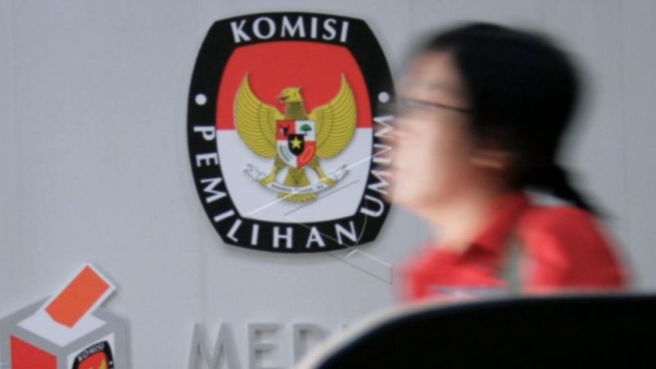 Ilustrasi - Seorang wanita melintas di depan logo Komisi Pemilihan Umum di Jakarta. ANTARA FOTO/Fouri Gesang Sholeh.