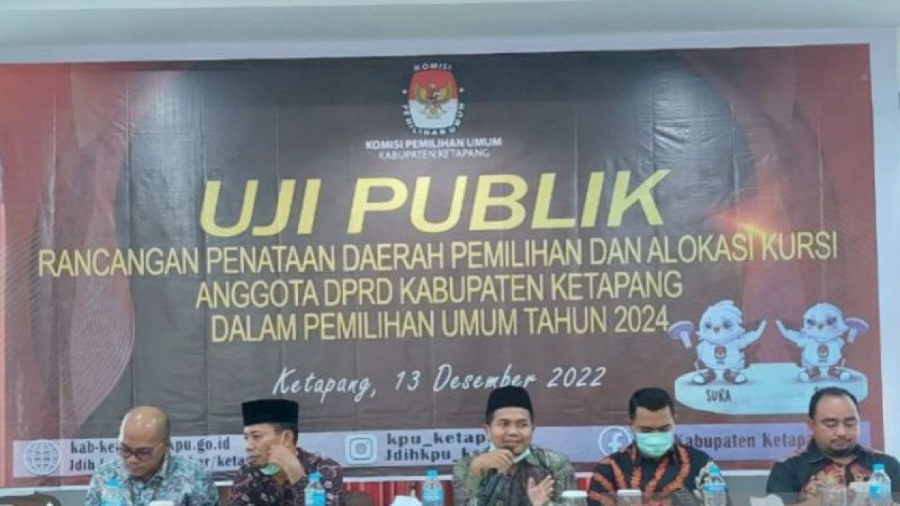 Ketua KPU Kabupaten Ketapang, Tedi Wahyudin menyampaikan arahan saat Uji Publik Rancangan Penataan Daerah Pemilihan dan Alokasi Kursi Anggota DPRD Ketapang dalam Pemilihan Umum tahun 2024. (Foto ANTARA/Subandi)