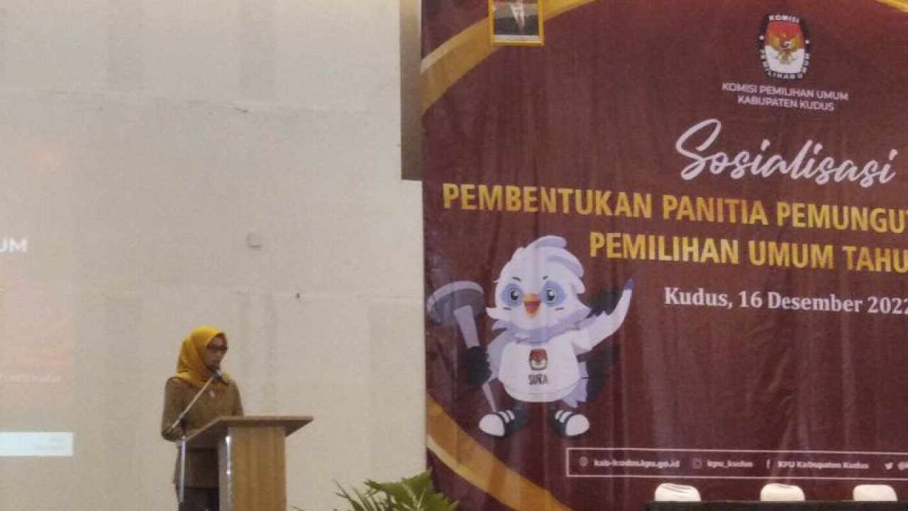 Ketua KPU Kudus Naily Syarifah saat menyampaikan sosialisasi di Hotel Griptha Kudus, Jawa Tengah, Jumat (16/12/2022). ANTARA/Akhmad Nazaruddin Lathif.