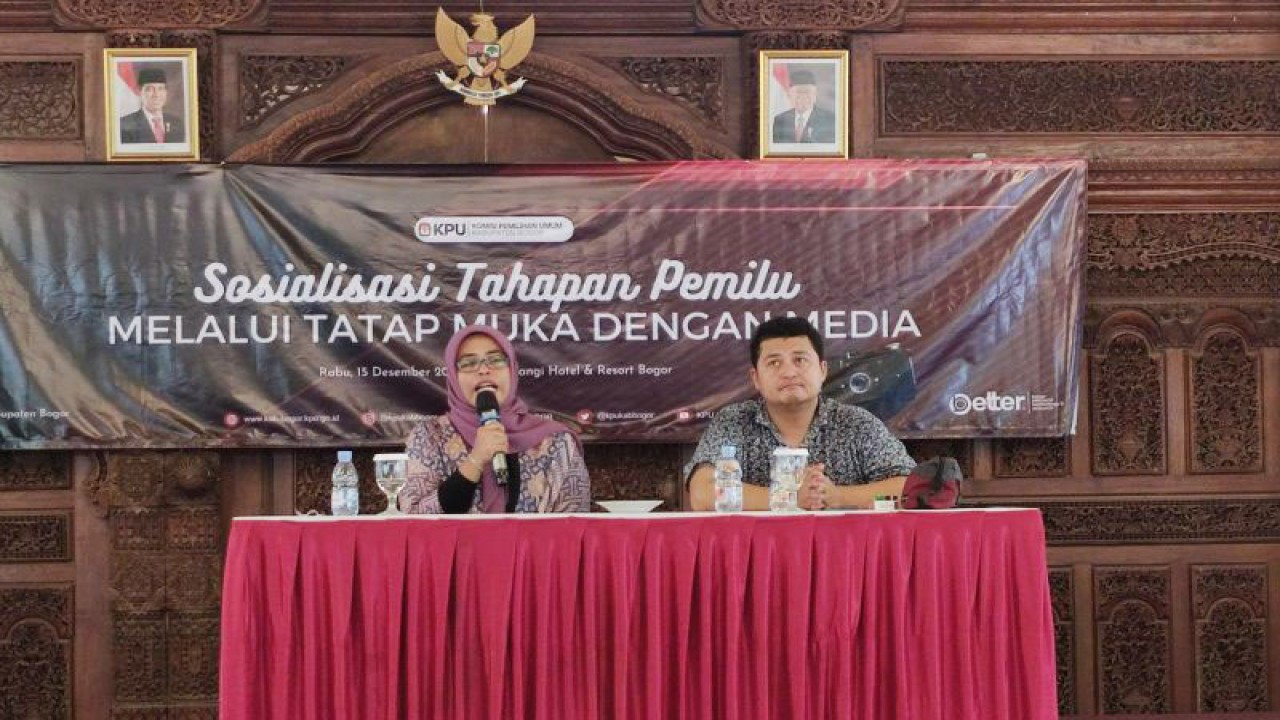 Ketua KPU Kabupaten Bogor, Ummi Wahyuni (kiri) di Sukaraja, Kabupaten Bogor, Jawa Barat. ANTARA/M Fikri Setiawan.