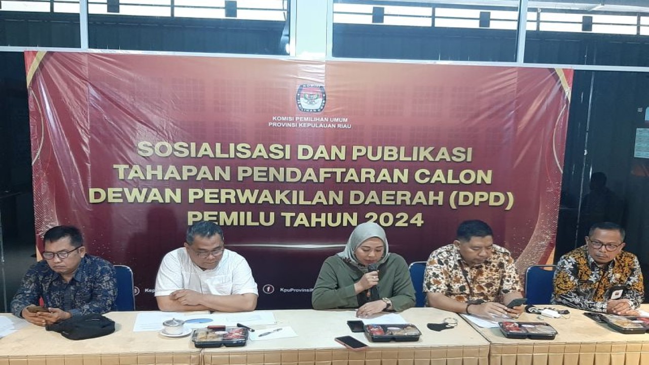 KPU Kepri menggelar sosialisasi tahapan pendaftaran bakal calon anggota DPD RI Pemilu Serentak 2024 di Kota Tanjungpinang, Jumat (30/12). (Ogen)